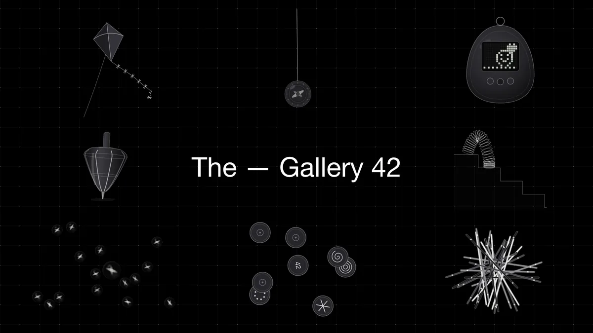 Brincadeiras de infância: bolinhas de gude, peão, pipa, ioiô, tamagotchi, mola maluca, tazo e pega-varetas, com a marca The — Gallery 42